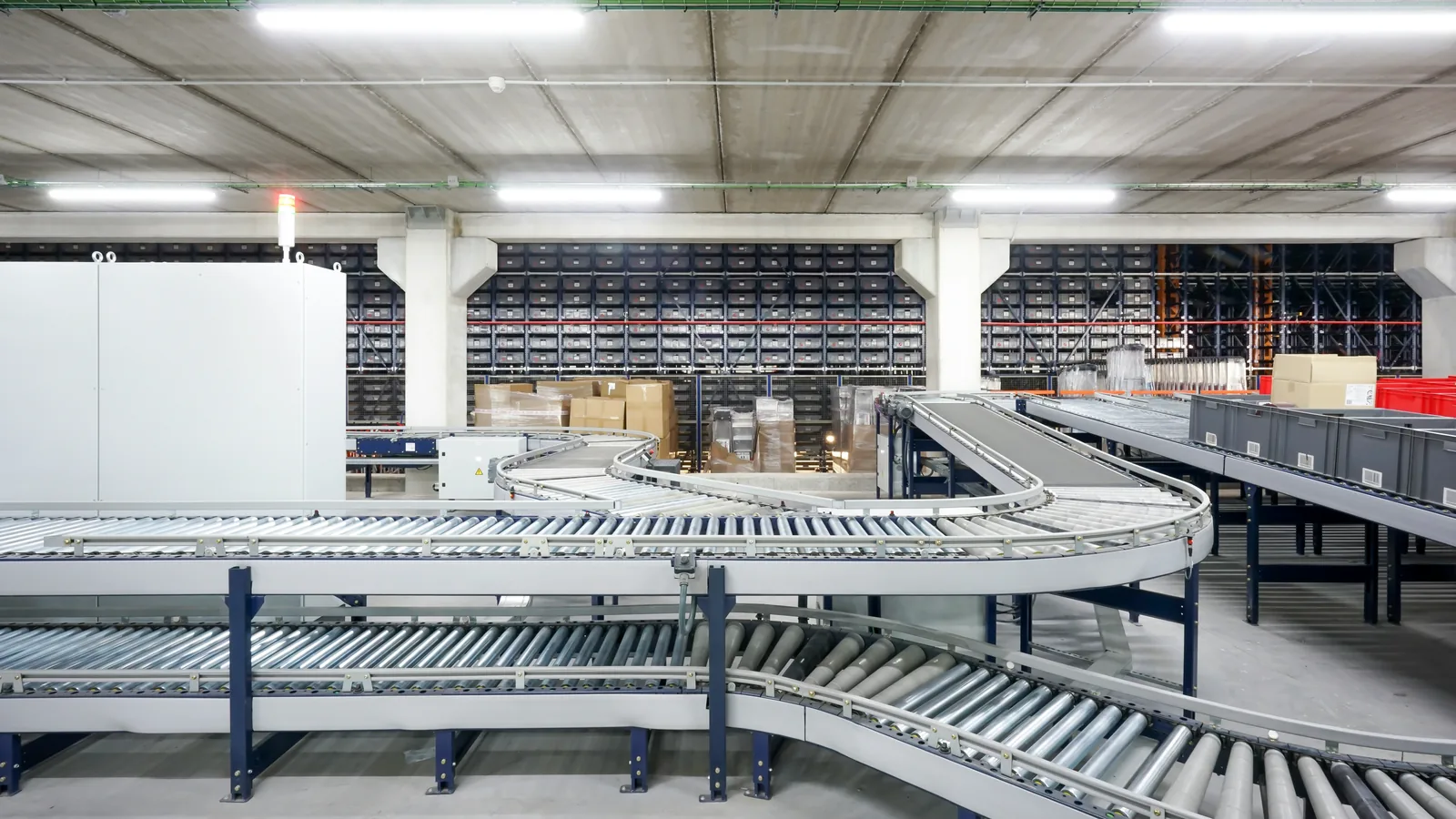 Conveyor lines running through a large warehouse